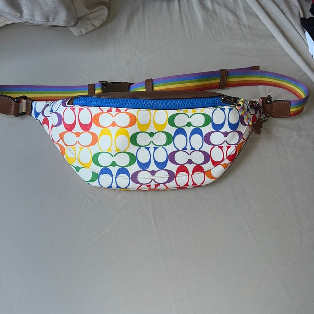 COACH WARREN BELT BAG IN RAINBOW SIGNATURE CANVAS - Pride Edition